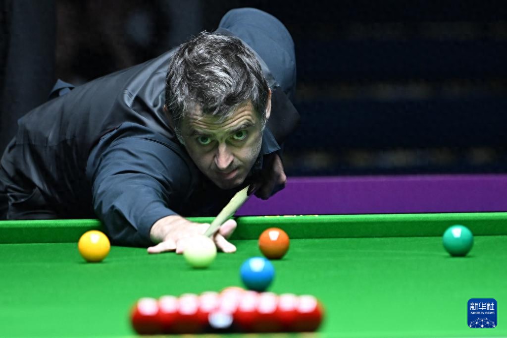 将球撞进了 将球撞进了